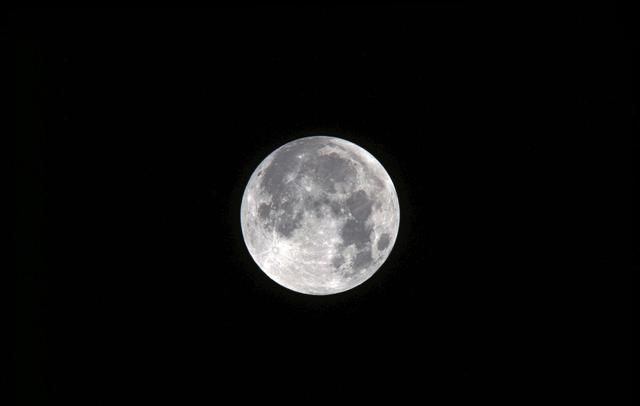 举头望山月：没有月亮的城市夜空没有诗意，没有故乡