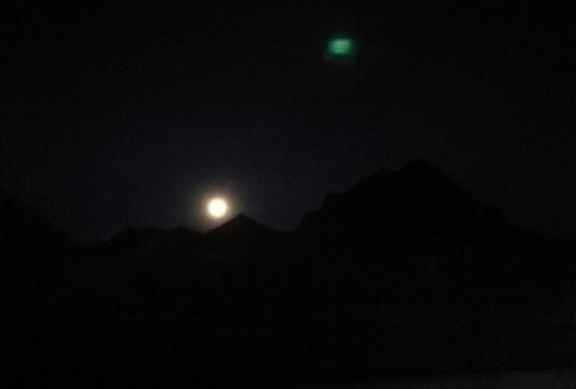 我在黑夜中蜗行摸索，只为那黎明的曙光与承诺