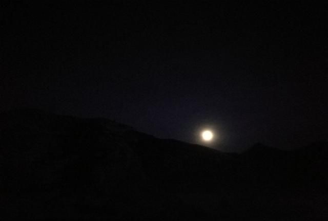 我在黑夜中蜗行摸索，只为那黎明的曙光与承诺