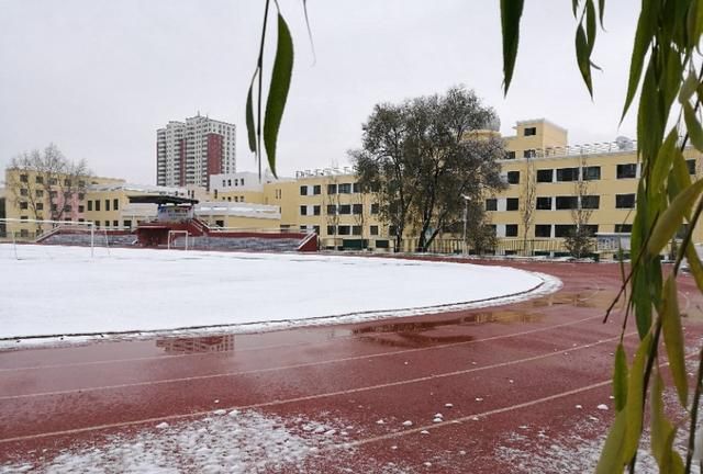 雪中的黄南州中学很是宁静，格外安详，充满书香