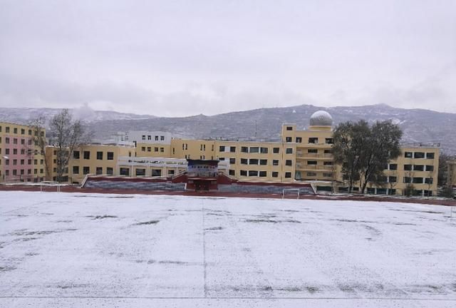 雪中的黄南州中学很是宁静，格外安详，充满书香