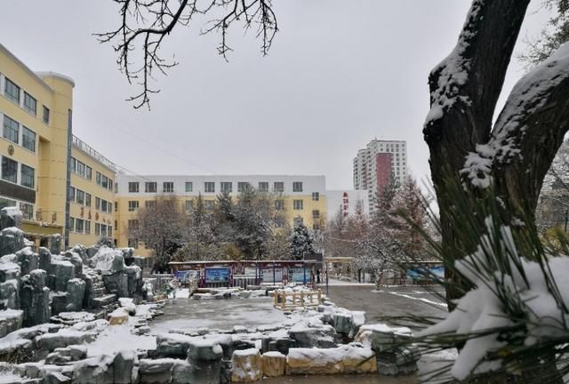 雪中的黄南州中学很是宁静，格外安详，充满书香