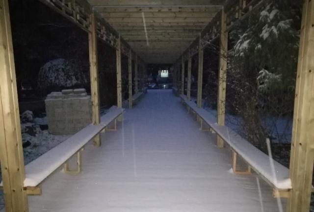 雪中的黄南州中学很是宁静，格外安详，充满书香