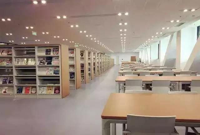 书店：生活不易，欢迎光临