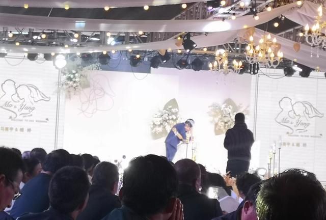 愿有岁月可回首，且以深情共白头